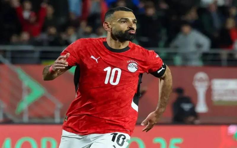 غياب مطول لصلاح يعزز آمال ليفربول.. سلوت يتابع حسام حسن عن كثب